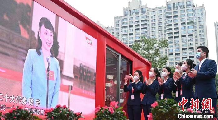 資料圖：中共一大紀(jì)念館工作人員與民眾一起觀看直播?！∶嫌旰?攝
